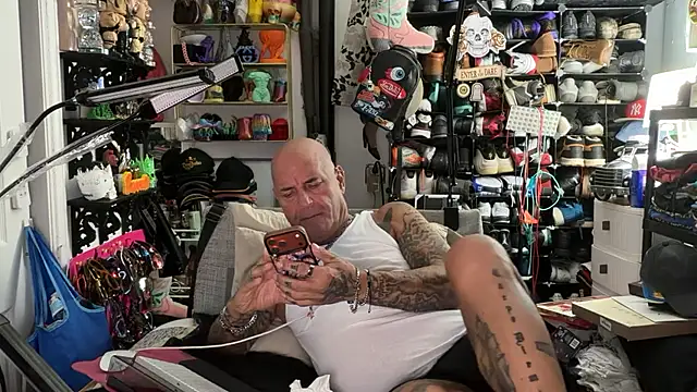 Snapshot of joeytatts66 chatting on 07/11/26, 04:35 joeytatts66 online show from 07/11/26, 04:35