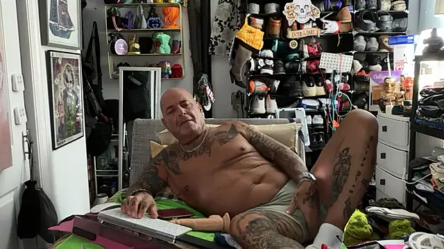 Snapshot of joeytatts66 chatting on 05/21/26, 01:58 joeytatts66 online show from 05/21/26, 01:58
