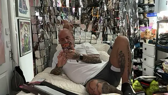 Snapshot of joeytatts66 chatting on 05/17/26, 01:27 joeytatts66 online show from 05/17/26, 01:27