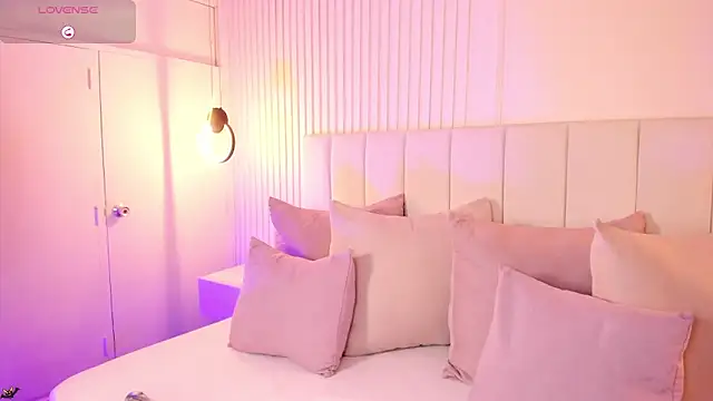 natali henao online show from 10/10/25, 10:21