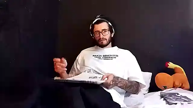 Loggan donnelly online show from 10/27/25, 07:37