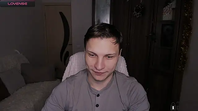 Snapshot of handsome_guy01 chatting on 12/21/25, 07:37 handsome guy01 online show from 12/21/25, 07:37