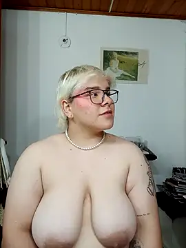 Snapshot of amalia_love chatting on 10/05/25, 05:31 amalia love online show from 10/05/25, 05:31
