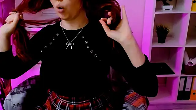 Snapshot of CarolGiggly chatting on 06/17/26, 12:11 CarolGiggly online show from 06/17/26, 12:11