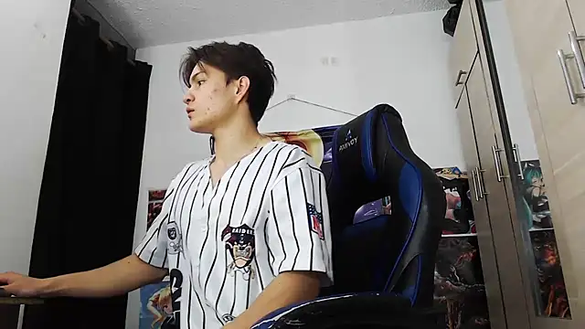 Snapshot of sr_jaeger chatting on 11/20/25, 01:01 sr jaeger online show from 11/20/25, 01:01