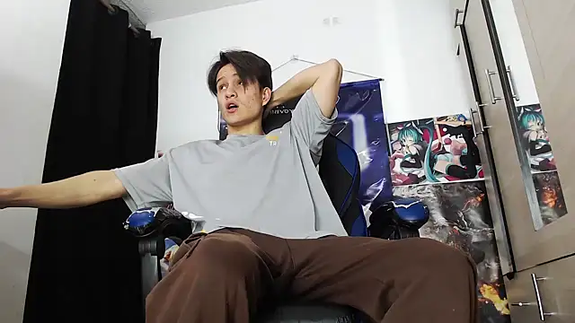 Snapshot of sr_jaeger chatting on 12/16/25, 01:04 sr jaeger online show from 12/16/25, 01:04