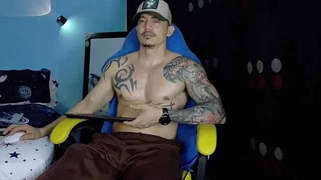 Snapshot of Alex_motta chatting on 05/17/26, 04:34 Alex motta online show from 05/17/26, 04:34