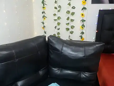 Snapshot of OLIVIAMISSY_02 chatting on 12/20/24, 01:14 OLIVIAMISSY 02 online show from 12/20/24, 01:14