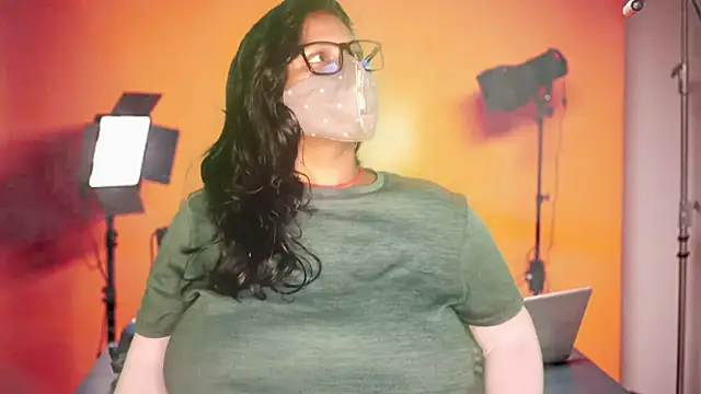 Snapshot of mamoni91 chatting on 10/23/25, 02:43 mamoni91 online show from 10/23/25, 02:43