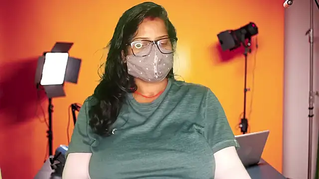 Snapshot of mamoni91 chatting on 09/27/25, 03:34 mamoni91 online show from 09/27/25, 03:34