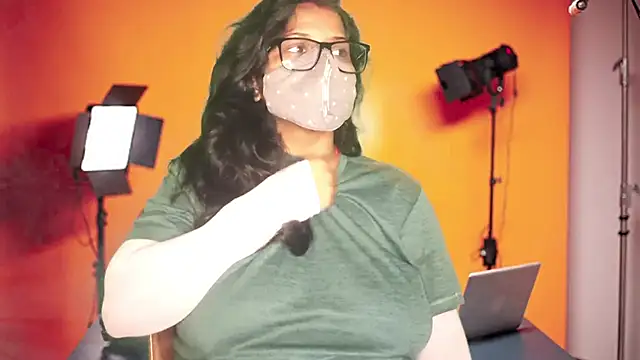 Snapshot of mamoni91 chatting on 10/09/25, 02:45 mamoni91 online show from 10/09/25, 02:45