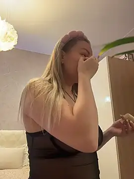 LianaCruz   online show from 12/02/25, 04:47