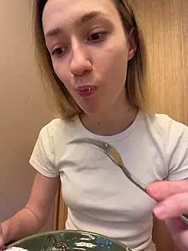 Lia  Love online show from 12/17/25, 12:10