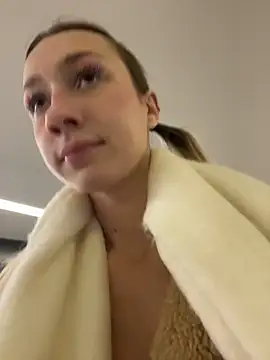 Lia  Love online show from 11/28/25, 12:05