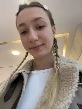 Lia  Love online show from 11/04/25, 11:14