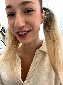 Snapshot of Lia__Love chatting on 09/13/25, 11:10 Lia Love online show from 09/13/25, 11:10