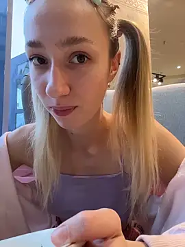 Lia  Love online show from 11/05/25, 12:30