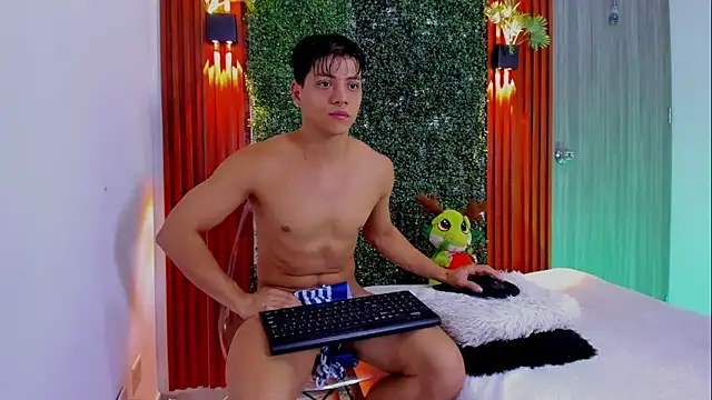 Valentino  X online show from 10/28/25, 04:35