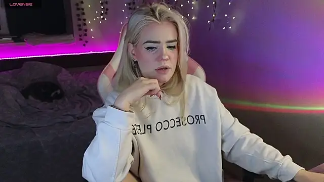 RedVelveten online show from 10/09/25, 08:20