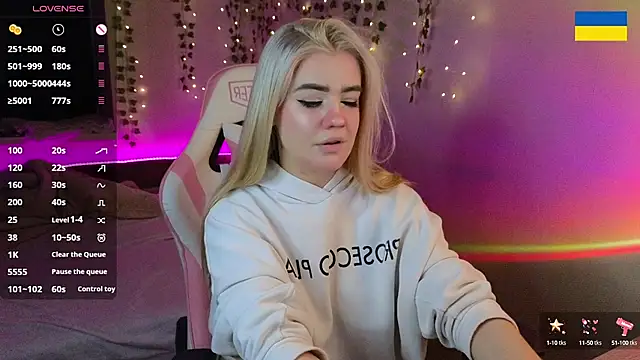 RedVelveten online show from 09/29/25, 07:41