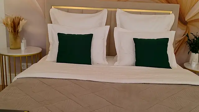 milaleoneli online show from 04/17/26, 02:42