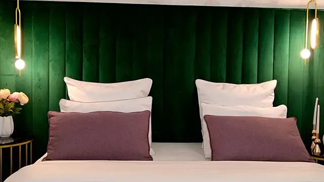 milaleoneli online show from 04/15/26, 02:43