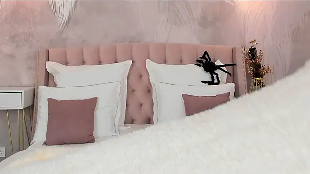 milaleoneli online show from 10/21/25, 03:11