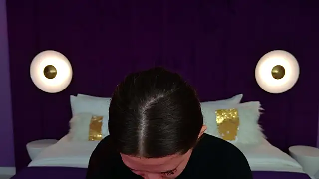 milaleoneli online show from 03/18/25, 12:39