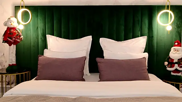 milaleoneli online show from 12/02/25, 03:03