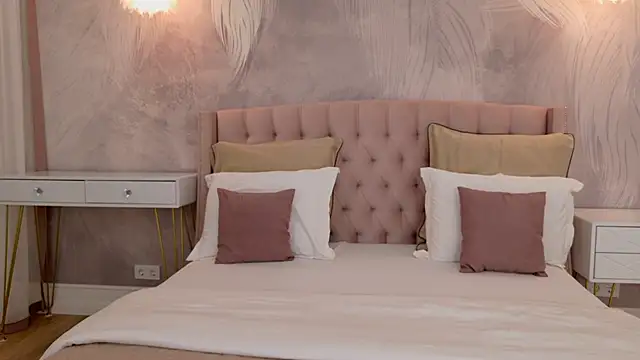 milaleoneli online show from 09/17/25, 03:03