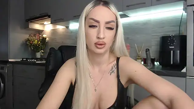 queenzoora online show from 03/18/26, 05:25