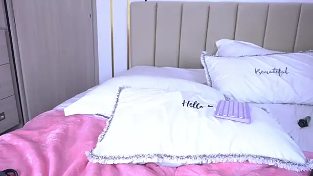 Snapshot of b3llaspringg chatting on 03/06/25, 12:43 b3llaspringg online show from 03/06/25, 12:43