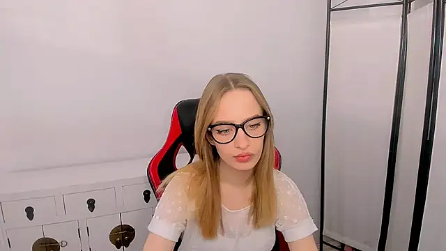 Snapshot of LilaGold chatting on 02/11/25, 03:51 LilaGold online show from 02/11/25, 03:51