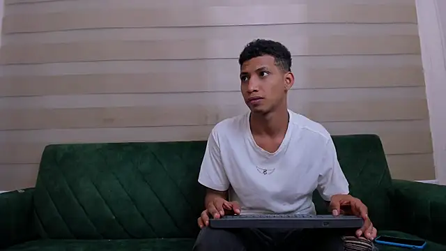 Snapshot of hard_guysbb chatting on 10/04/25, 06:37 hard guysbb online show from 10/04/25, 06:37