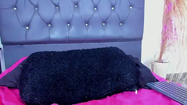 Snapshot of Miaelliee chatting on 12/25/24, 12:48 Miaelliee online show from 12/25/24, 12:48