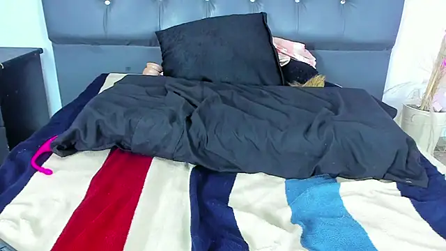 Snapshot of Miaelliee chatting on 01/01/25, 01:37 Miaelliee online show from 01/01/25, 01:37