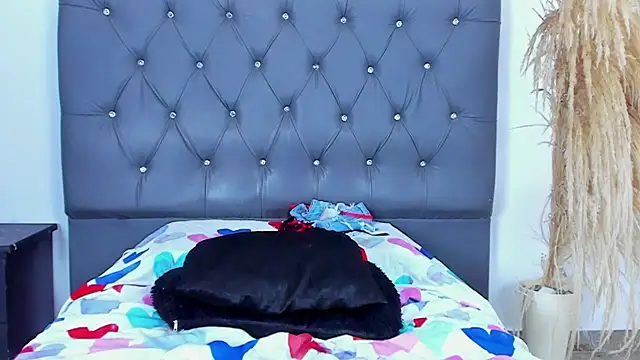 Snapshot of Miaelliee chatting on 12/23/24, 01:29 Miaelliee online show from 12/23/24, 01:29