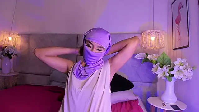 naomiii   online show from 11/27/25, 11:43