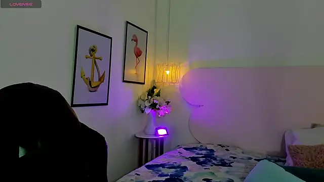 naomiii   online show from 09/29/25, 11:49