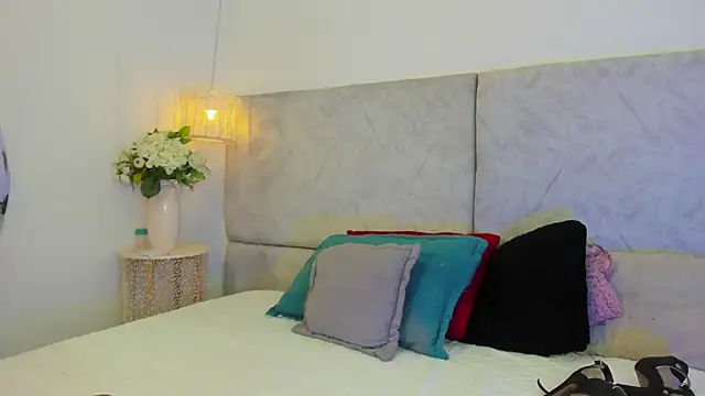 naomiii   online show from 11/15/25, 11:47