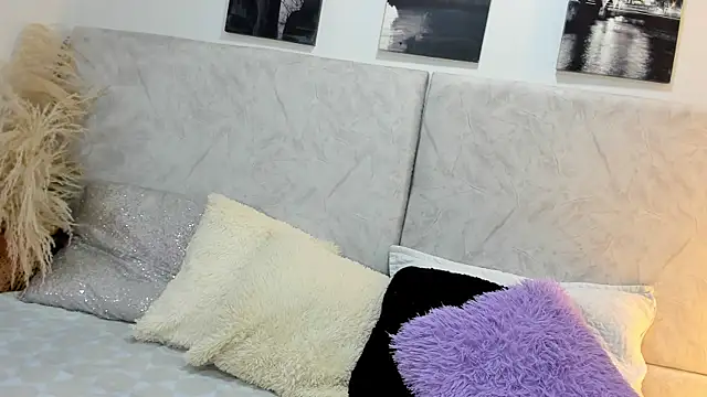 naomiii   online show from 05/04/26, 11:24