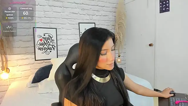 naomiii   online show from 09/30/25, 12:33