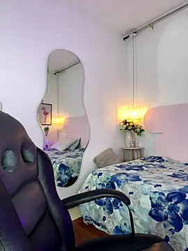 naomiii   online show from 10/18/25, 11:45