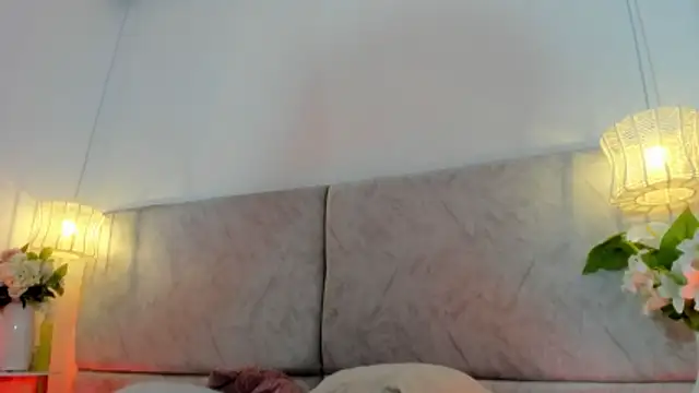 naomiii   online show from 03/10/26, 11:36