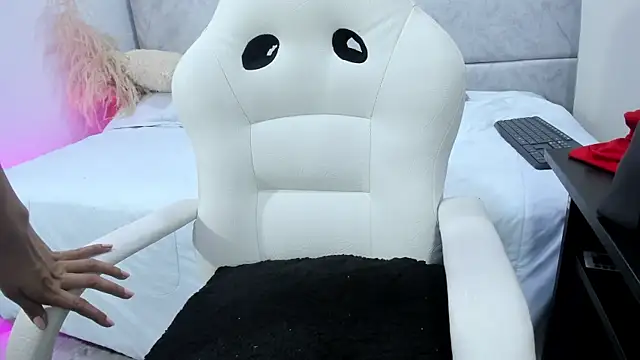 naomiii   online show from 04/30/26, 11:39