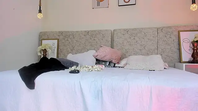 naomiii   online show from 03/22/25, 05:28