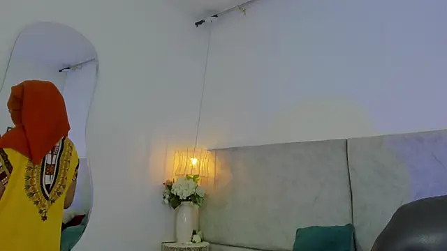 naomiii   online show from 12/17/25, 11:37