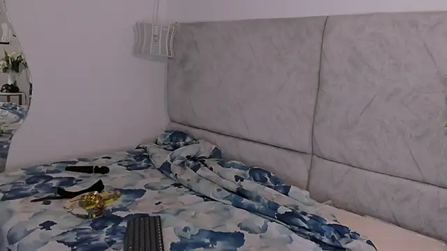 naomiii   online show from 11/08/25, 11:47