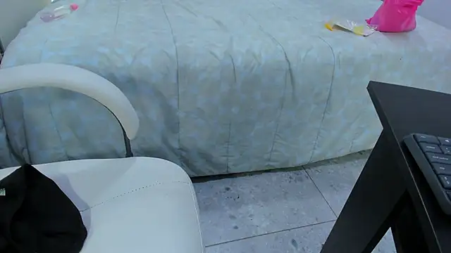 naomiii   online show from 05/12/26, 12:00