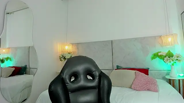 naomiii   online show from 02/10/26, 12:04